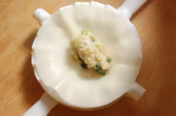 「【ダイソー】今までの手間は何だったんだ！具をのせてパタン！「かんたん餃子」で速攻30個包めた件♪」の画像