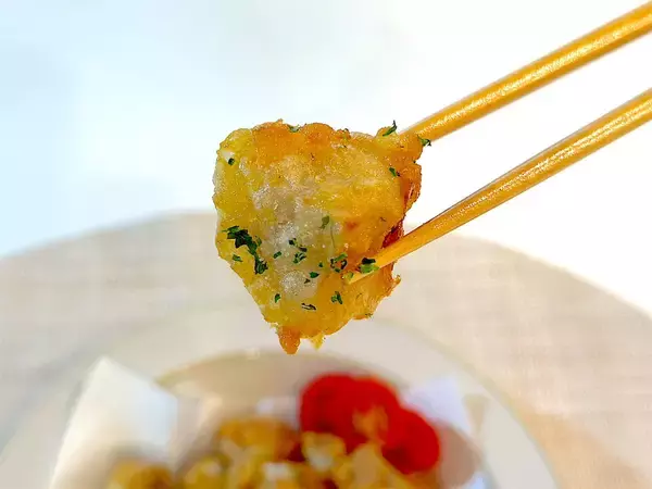 「【里芋は煮物だけじゃない】チーズ風味香る♡「里芋のフリッター」作ってみた！衣にアレを入れるとサックサク!?」の画像