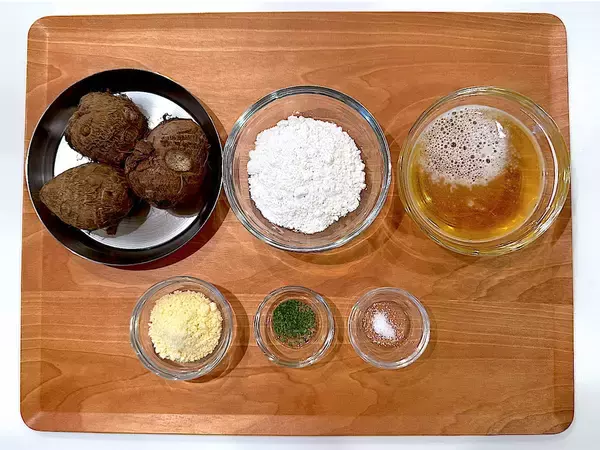 「【里芋は煮物だけじゃない】チーズ風味香る♡「里芋のフリッター」作ってみた！衣にアレを入れるとサックサク!?」の画像