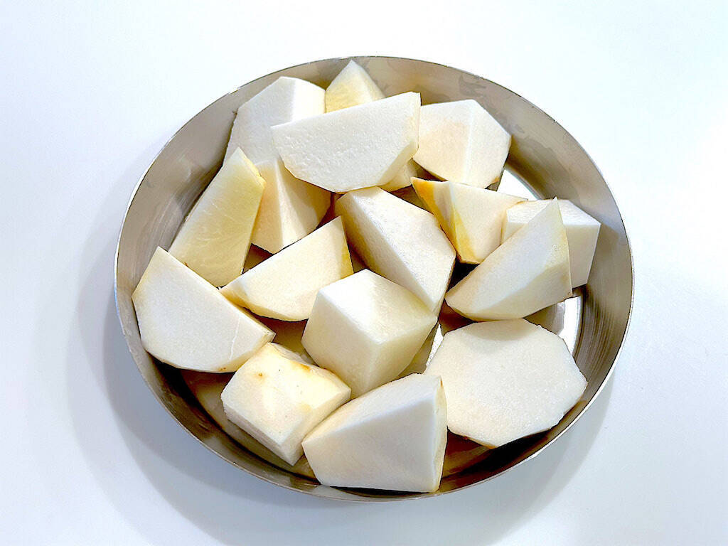 【里芋は煮物だけじゃない】チーズ風味香る♡「里芋のフリッター」作ってみた！衣にアレを入れるとサックサク!?