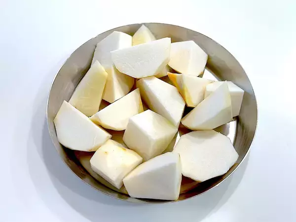 「【里芋は煮物だけじゃない】チーズ風味香る♡「里芋のフリッター」作ってみた！衣にアレを入れるとサックサク!?」の画像