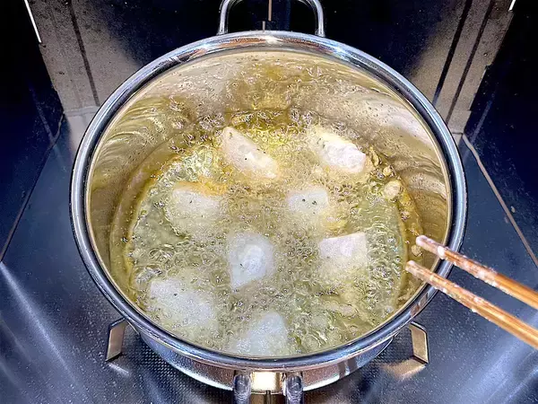 「【里芋は煮物だけじゃない】チーズ風味香る♡「里芋のフリッター」作ってみた！衣にアレを入れるとサックサク!?」の画像