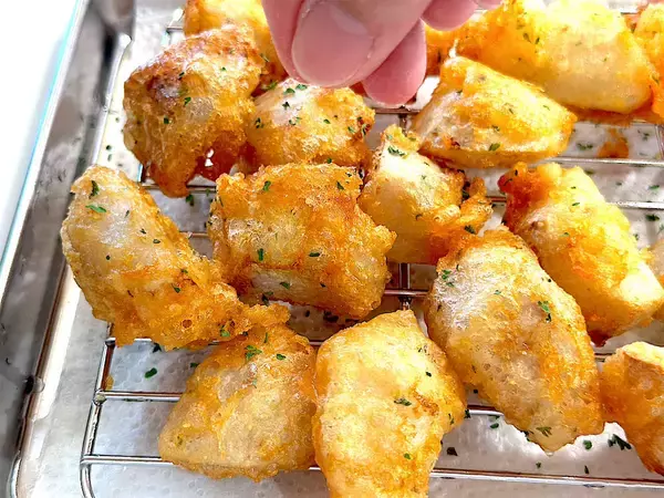 「【里芋は煮物だけじゃない】チーズ風味香る♡「里芋のフリッター」作ってみた！衣にアレを入れるとサックサク!?」の画像