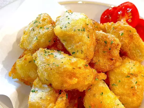 「【里芋は煮物だけじゃない】チーズ風味香る♡「里芋のフリッター」作ってみた！衣にアレを入れるとサックサク!?」の画像