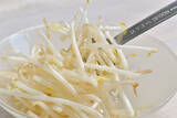 「【シャキシャキ感に驚愕】もやしは炒める「前」に油を絡めて！ベチャつきを防ぐプロの妙技【青髪のテツ】」の画像1