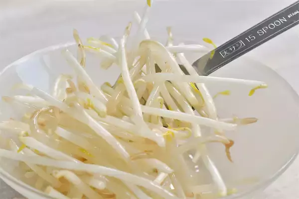 【シャキシャキ感に驚愕】もやしは炒める「前」に油を絡めて！ベチャつきを防ぐプロの妙技【青髪のテツ】