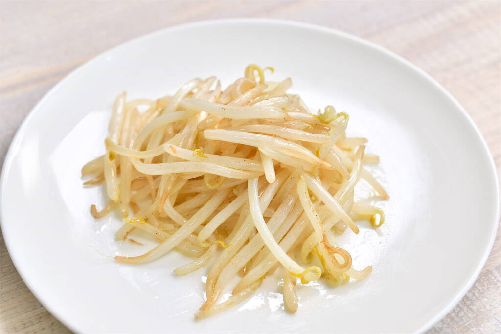 【シャキシャキ感に驚愕】もやしは炒める「前」に油を絡めて！ベチャつきを防ぐプロの妙技【青髪のテツ】