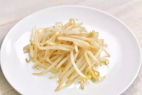 「【シャキシャキ感に驚愕】もやしは炒める「前」に油を絡めて！ベチャつきを防ぐプロの妙技【青髪のテツ】」の画像