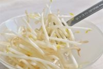 【シャキシャキ感に驚愕】もやしは炒める「前」に油を絡めて！ベチャつきを防ぐプロの妙技【青髪のテツ】