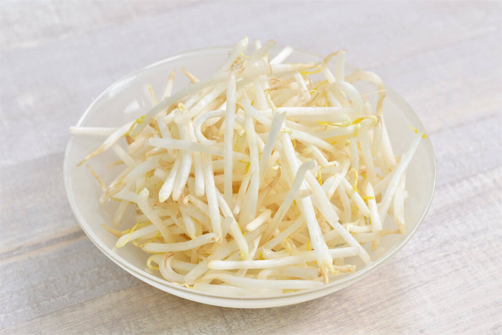 【シャキシャキ感に驚愕】もやしは炒める「前」に油を絡めて！ベチャつきを防ぐプロの妙技【青髪のテツ】