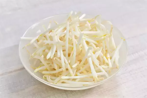 「【シャキシャキ感に驚愕】もやしは炒める「前」に油を絡めて！ベチャつきを防ぐプロの妙技【青髪のテツ】」の画像