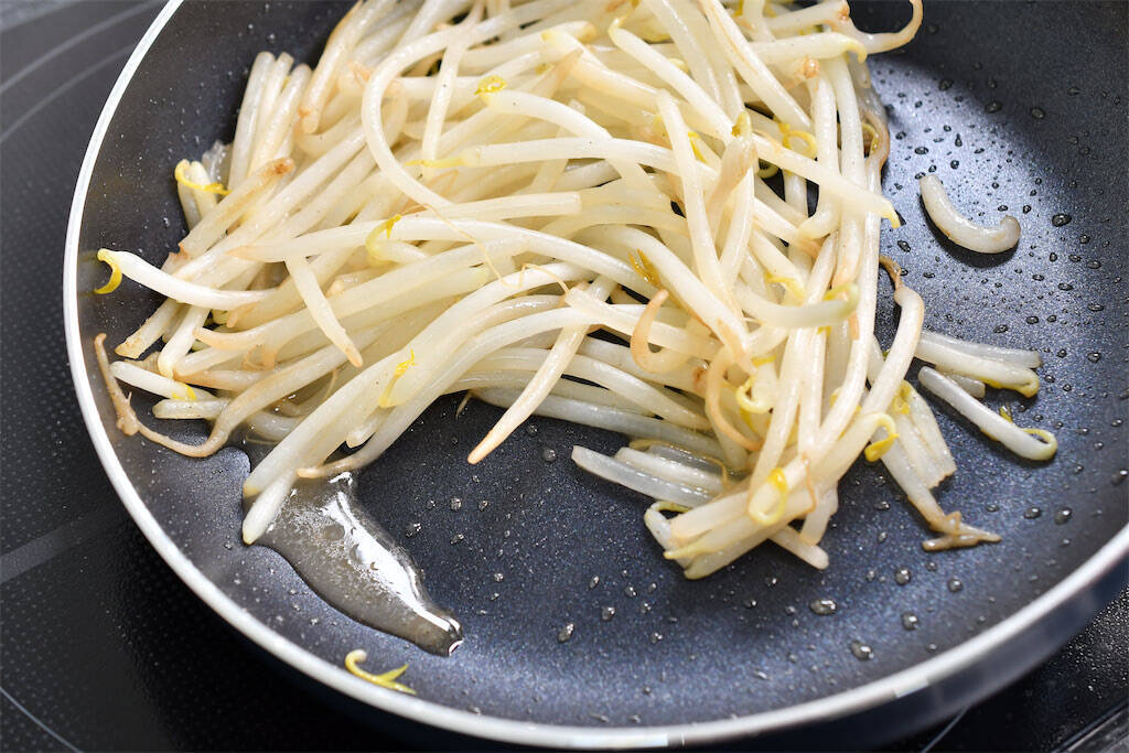 【シャキシャキ感に驚愕】もやしは炒める「前」に油を絡めて！ベチャつきを防ぐプロの妙技【青髪のテツ】