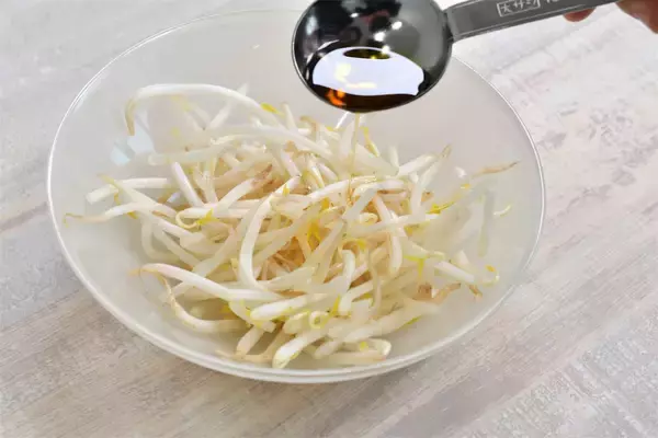 「【シャキシャキ感に驚愕】もやしは炒める「前」に油を絡めて！ベチャつきを防ぐプロの妙技【青髪のテツ】」の画像