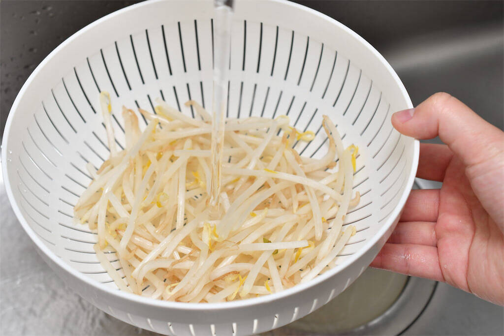 【シャキシャキ感に驚愕】もやしは炒める「前」に油を絡めて！ベチャつきを防ぐプロの妙技【青髪のテツ】