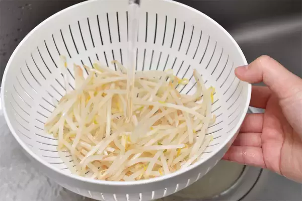 「【シャキシャキ感に驚愕】もやしは炒める「前」に油を絡めて！ベチャつきを防ぐプロの妙技【青髪のテツ】」の画像