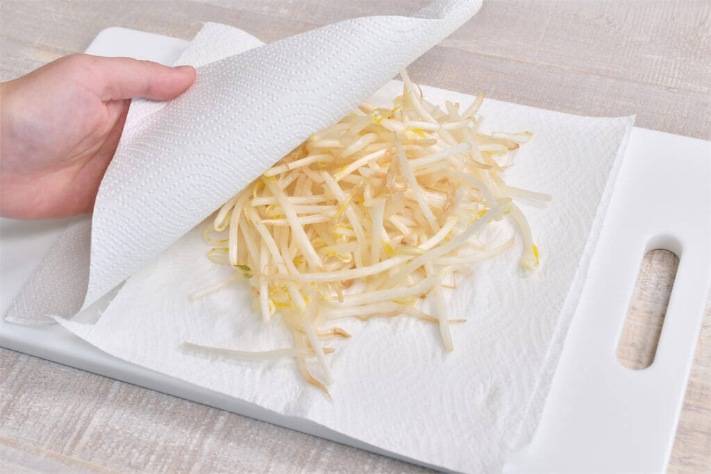 【シャキシャキ感に驚愕】もやしは炒める「前」に油を絡めて！ベチャつきを防ぐプロの妙技【青髪のテツ】