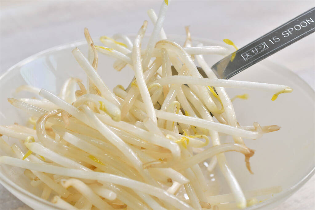 【シャキシャキ感に驚愕】もやしは炒める「前」に油を絡めて！ベチャつきを防ぐプロの妙技【青髪のテツ】