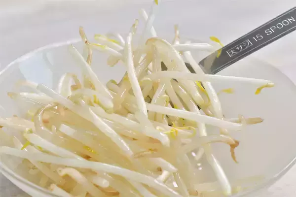 「【シャキシャキ感に驚愕】もやしは炒める「前」に油を絡めて！ベチャつきを防ぐプロの妙技【青髪のテツ】」の画像