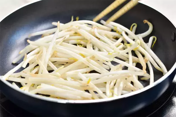 「【シャキシャキ感に驚愕】もやしは炒める「前」に油を絡めて！ベチャつきを防ぐプロの妙技【青髪のテツ】」の画像