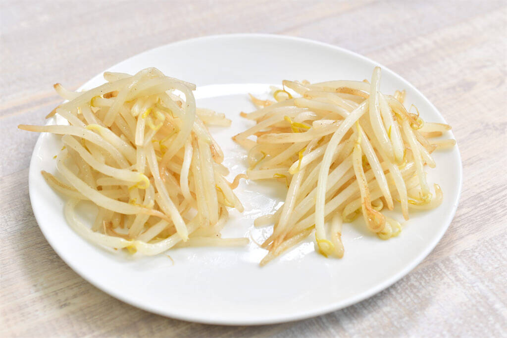 【シャキシャキ感に驚愕】もやしは炒める「前」に油を絡めて！ベチャつきを防ぐプロの妙技【青髪のテツ】