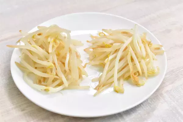 「【シャキシャキ感に驚愕】もやしは炒める「前」に油を絡めて！ベチャつきを防ぐプロの妙技【青髪のテツ】」の画像