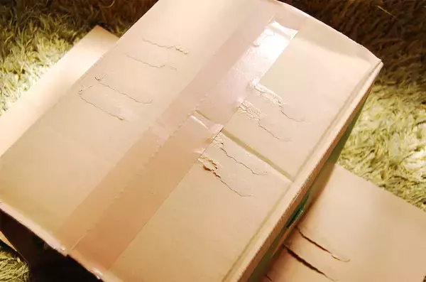 「【災害時に役立つ】爆速5分で完成！「段ボールでイス」作ってみた！大人が座っても問題ないか、検証だ」の画像