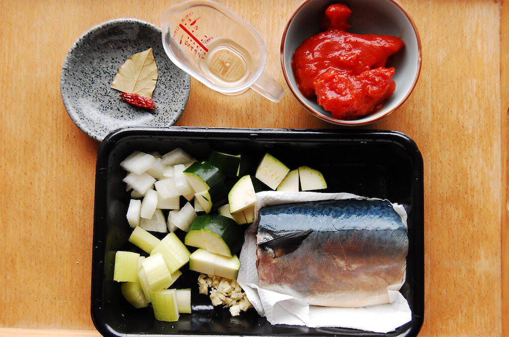 【サバを煮るなら味噌よりトマト!?】彩り豊かな「サバのトマト煮」作ってみた！ほのかな辛味ピリッ♪