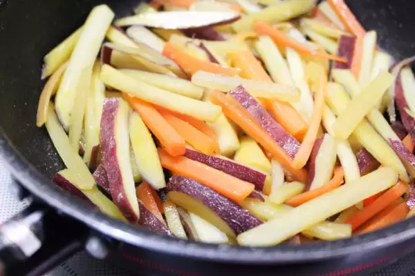 「【芸人の自宅めし】さまぁ～ず大竹さんが食べてる「さつまいものきんぴら」に挑戦！ほっくり甘いきんぴら♪」の画像