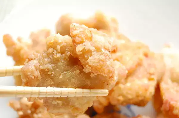 「【唐揚げマニアの最高到達点】漬け込み不要♪レンチン×短い揚げ時間で「やめられない塩鶏唐揚げ」完成！」の画像