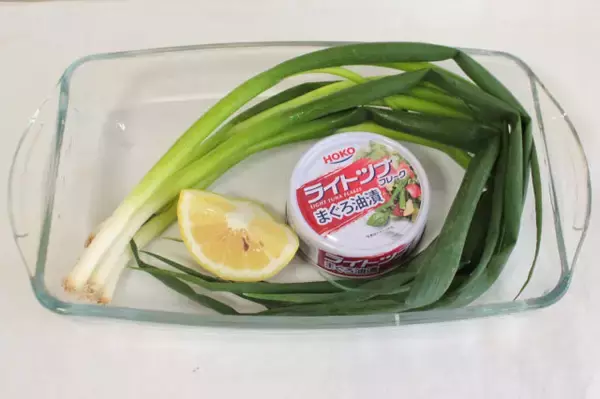 「【志麻さんレシピ】苦味や辛味もうま味♡火も調味料も不要！大人の「ネギとツナのレモンサラダ」に挑戦♪」の画像