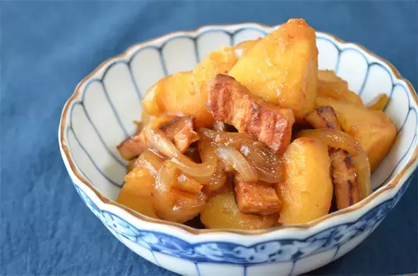 【洋風素材をかつおだしで煮たら…】新じゃが＆ベーコンを「甘辛煮」にしてみた！まさに和風ジャーマンポテト♡