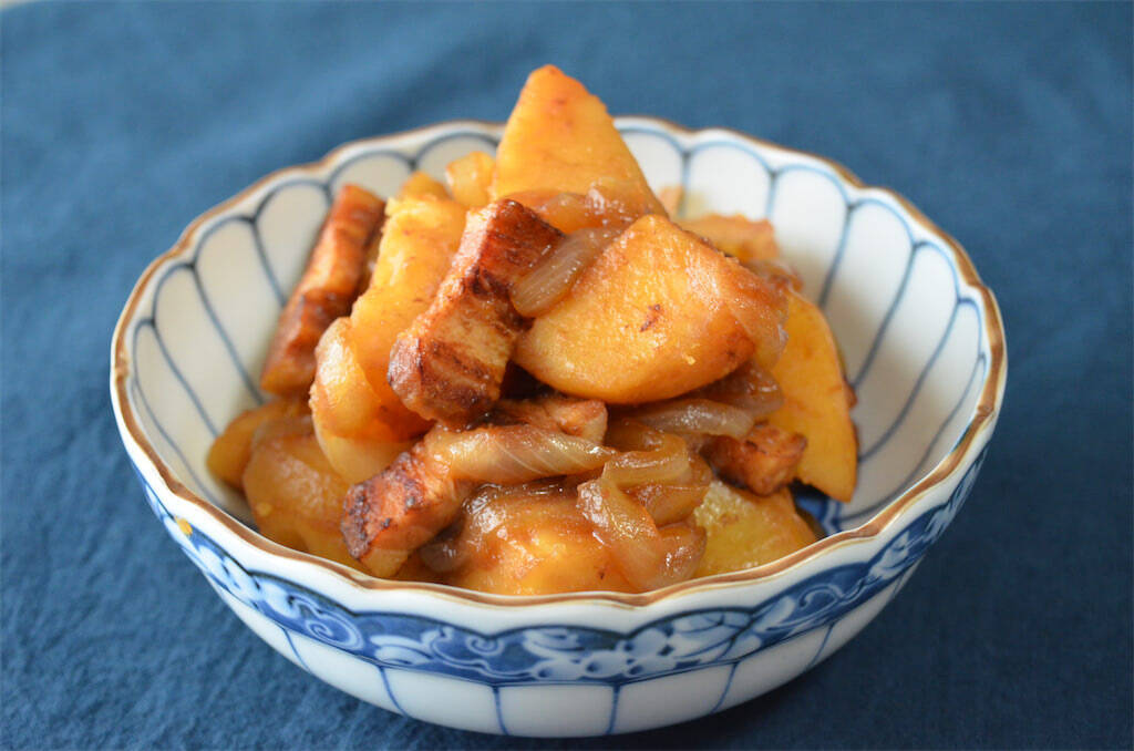 【洋風素材をかつおだしで煮たら…】新じゃが＆ベーコンを「甘辛煮」にしてみた！まさに和風ジャーマンポテト♡