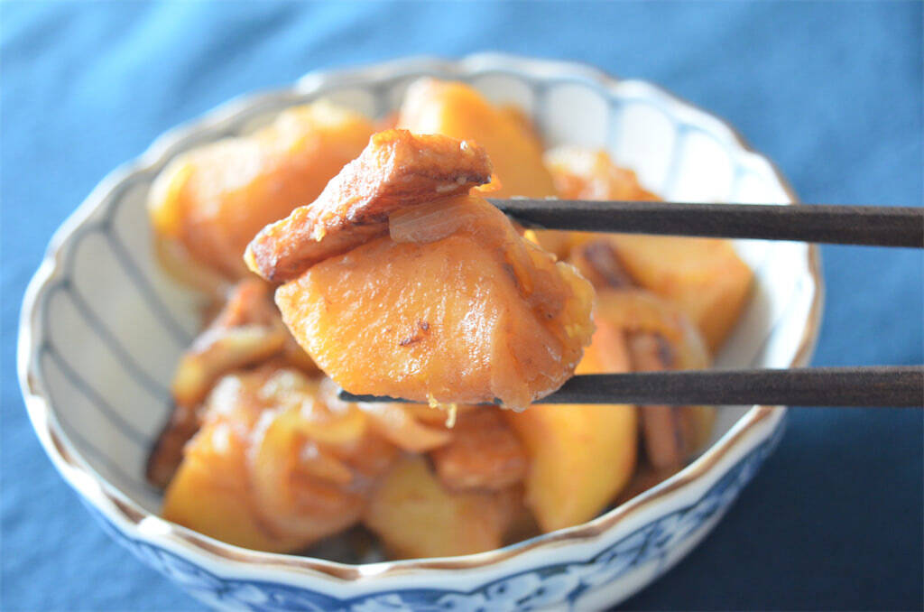 【洋風素材をかつおだしで煮たら…】新じゃが＆ベーコンを「甘辛煮」にしてみた！まさに和風ジャーマンポテト♡