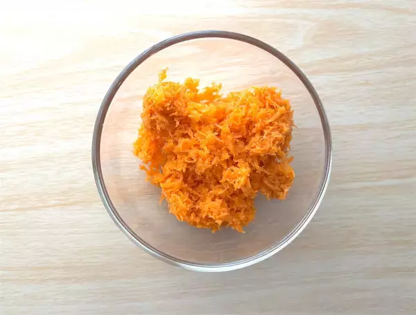 「【スイーツでアンチエイジング!?】レーズンとクコの実入り「人参の蒸しパン」作ってみた【薬膳マイスター直伝】」の画像