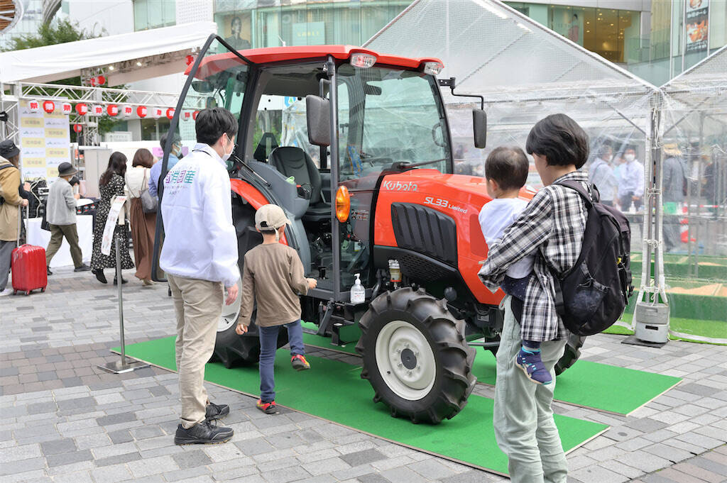 東京・有楽町にトラクターや"疑似畑"が出現!?【国消国産秋まつり】"天気予報の女神"も駆け付け語る「食べて農家を応援！」