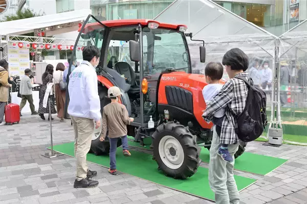 「東京・有楽町にトラクターや"疑似畑"が出現!?【国消国産秋まつり】"天気予報の女神"も駆け付け語る「食べて農家を応援！」」の画像