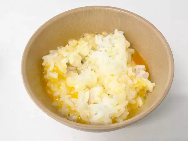 「【家事ヤロウ!!!の最強TKG】醤油はかけない！粉チーズと黒胡椒で味付ける「カルボ卵かけご飯」に挑戦！」の画像