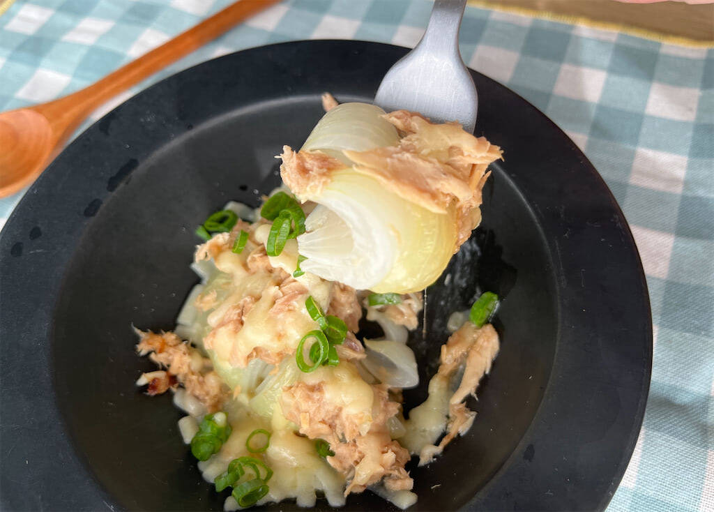 【新玉ねぎの至高の食べ方】ツナチーズをドサっと！「新玉ねぎの丸ごとレンジ蒸し」作ってみた♡レンチン5分♪