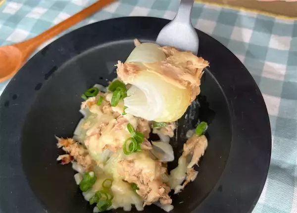 「【新玉ねぎの至高の食べ方】ツナチーズをドサっと！「新玉ねぎの丸ごとレンジ蒸し」作ってみた♡レンチン5分♪」の画像