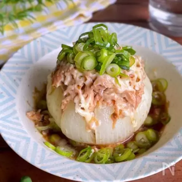 「【新玉ねぎの至高の食べ方】ツナチーズをドサっと！「新玉ねぎの丸ごとレンジ蒸し」作ってみた♡レンチン5分♪」の画像