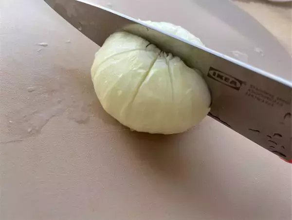 「【新玉ねぎの至高の食べ方】ツナチーズをドサっと！「新玉ねぎの丸ごとレンジ蒸し」作ってみた♡レンチン5分♪」の画像