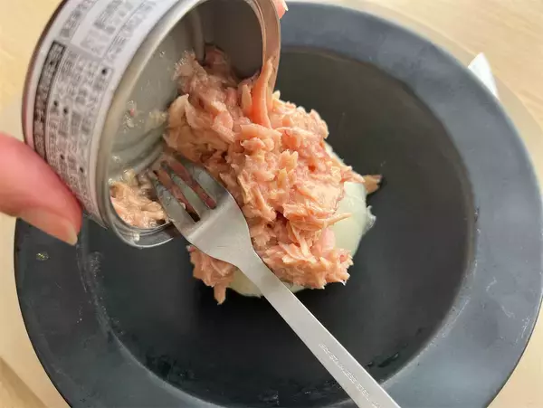 「【新玉ねぎの至高の食べ方】ツナチーズをドサっと！「新玉ねぎの丸ごとレンジ蒸し」作ってみた♡レンチン5分♪」の画像