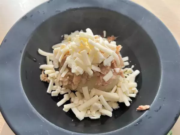 「【新玉ねぎの至高の食べ方】ツナチーズをドサっと！「新玉ねぎの丸ごとレンジ蒸し」作ってみた♡レンチン5分♪」の画像