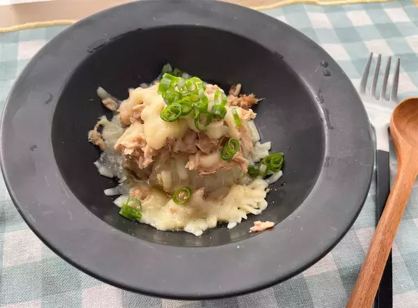 「【新玉ねぎの至高の食べ方】ツナチーズをドサっと！「新玉ねぎの丸ごとレンジ蒸し」作ってみた♡レンチン5分♪」の画像