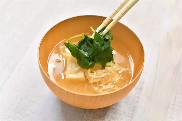 【冷蔵庫に野菜がない！】そんな日のみそ汁をゴージャスにする「救世主具材」2選はコレ！【青髪のテツ】