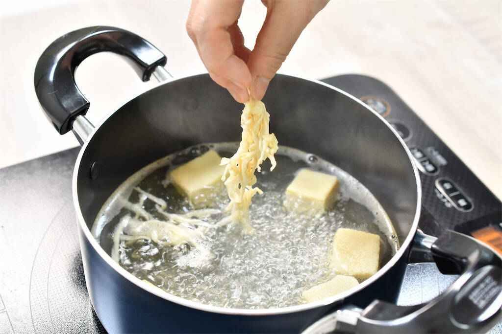 【冷蔵庫に野菜がない！】そんな日のみそ汁をゴージャスにする「救世主具材」2選はコレ！【青髪のテツ】