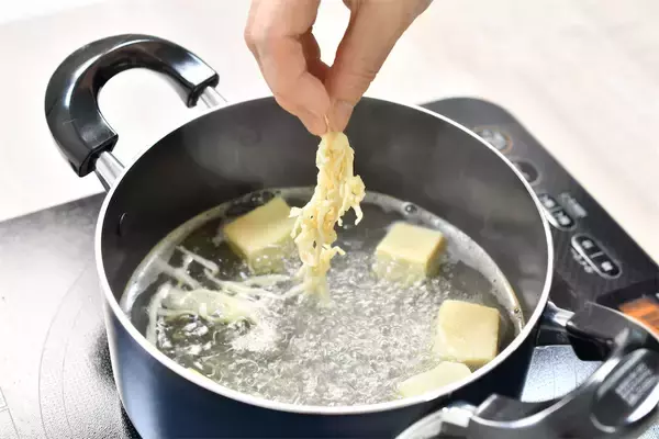 「【冷蔵庫に野菜がない！】そんな日のみそ汁をゴージャスにする「救世主具材」2選はコレ！【青髪のテツ】」の画像