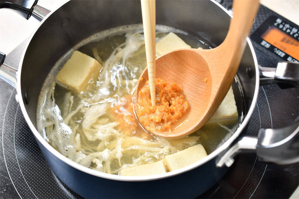 【冷蔵庫に野菜がない！】そんな日のみそ汁をゴージャスにする「救世主具材」2選はコレ！【青髪のテツ】