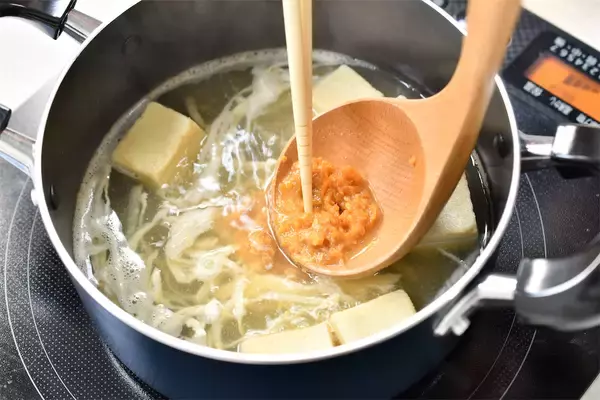 「【冷蔵庫に野菜がない！】そんな日のみそ汁をゴージャスにする「救世主具材」2選はコレ！【青髪のテツ】」の画像