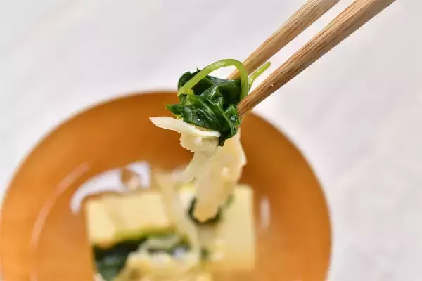 「【冷蔵庫に野菜がない！】そんな日のみそ汁をゴージャスにする「救世主具材」2選はコレ！【青髪のテツ】」の画像